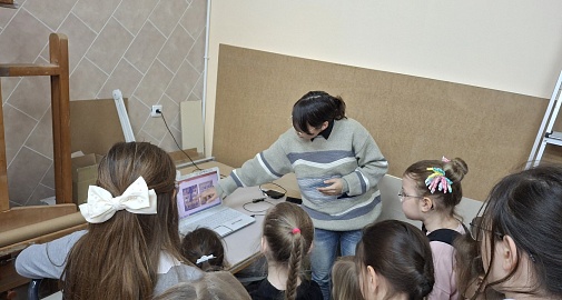 На музейном занятии в реставрационной лаборатории музея